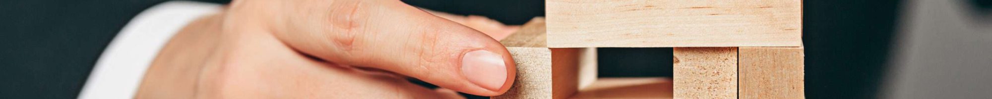 Mann und Holzwürfel auf dem Tisch. Management- und Marketingkonzepte